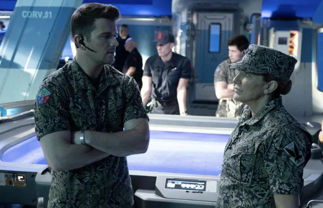 제이크와 네이티리 가족이 툴쿤과 함께 아름다운 산호초 바다에서 수영하는 모습