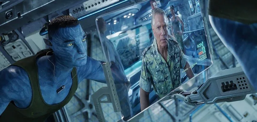 불타는 판도라에서 나비족 리컴바디로 부활한 쿼리치 대령이 분노에 찬 모습